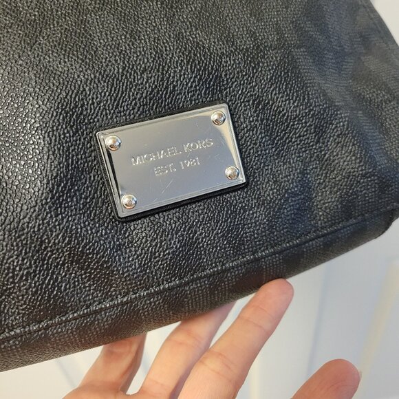 Michael Kors monogram messenger crossbody. EUC - Picture 3 of 16